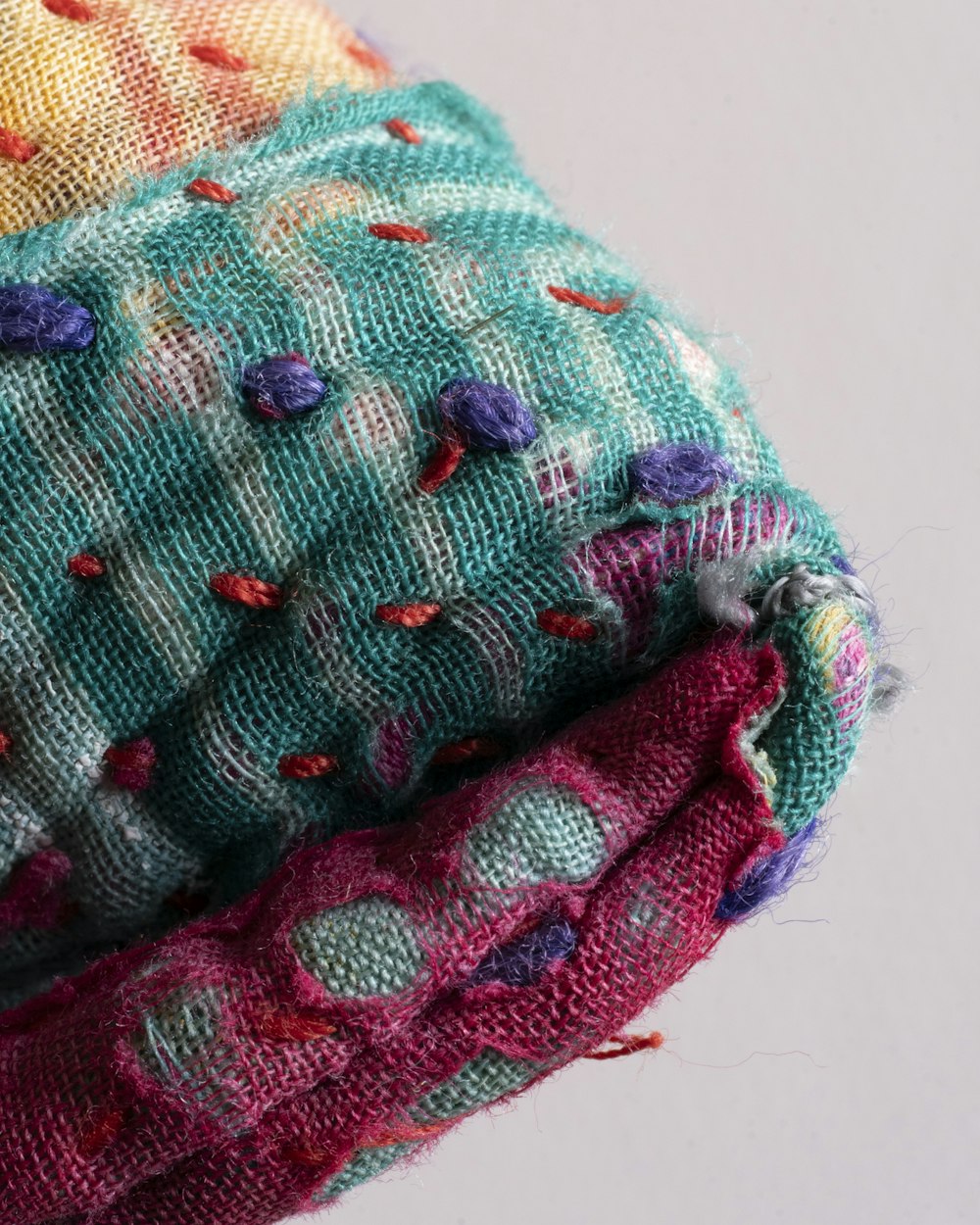 Gros plan sur un tissu matelassé coloré