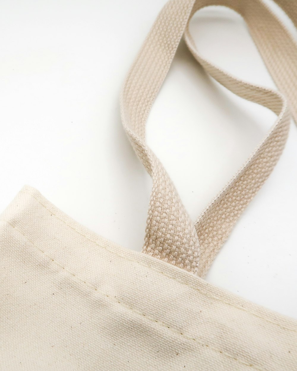 Détail d'une anse de sac en toile naturelle