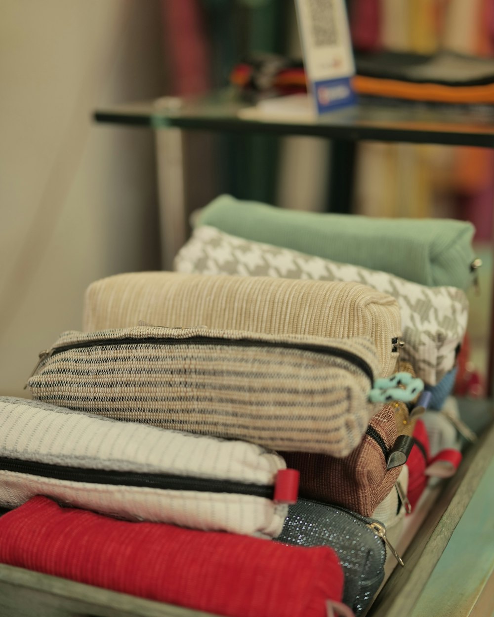 Trousses de toilette en tissu empilées