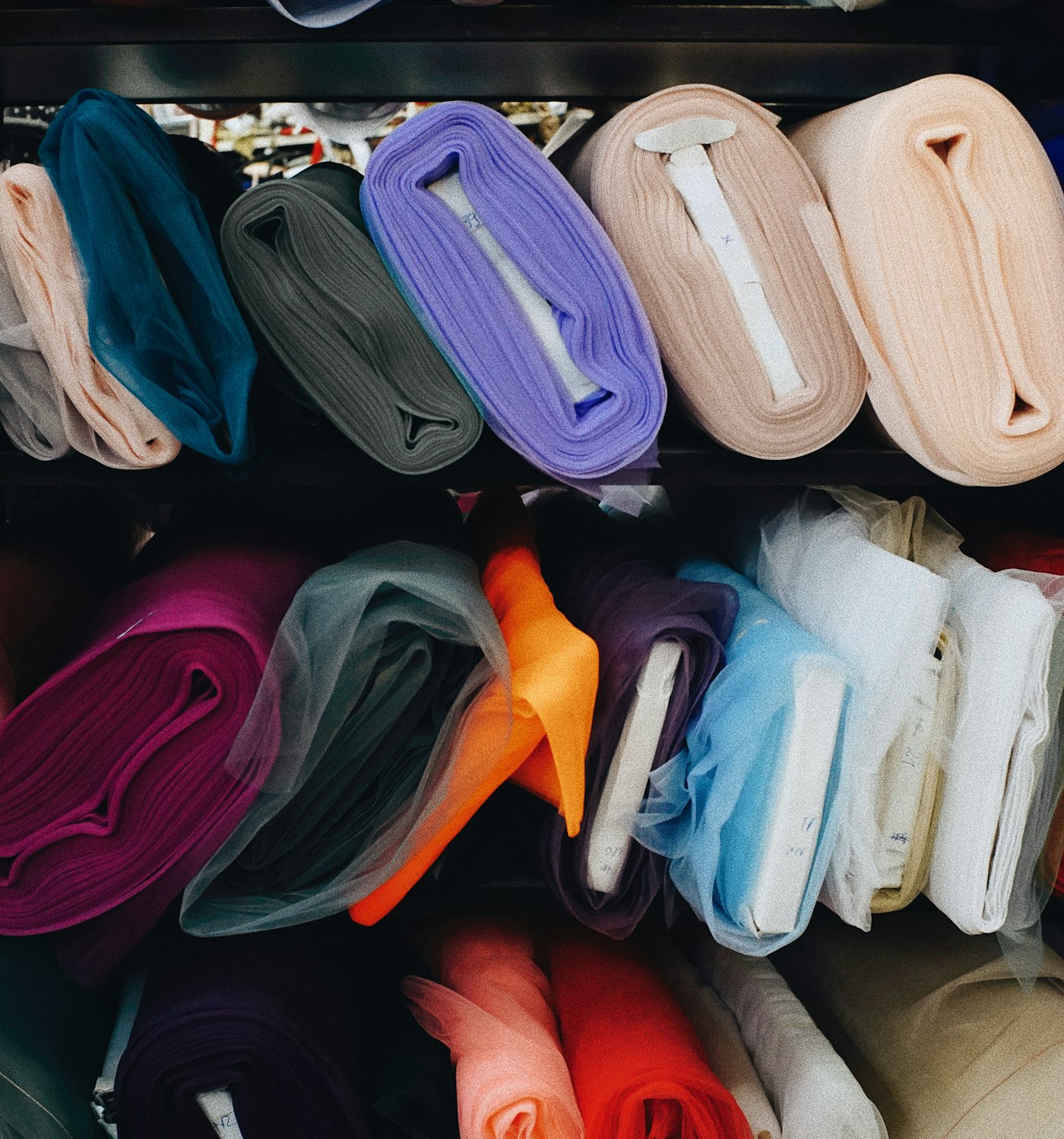 Rouleaux de tissus de couleurs variées